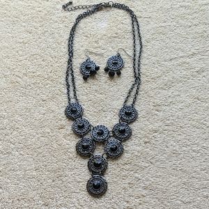 🎁3/$15 Metallic necklace with matching earings